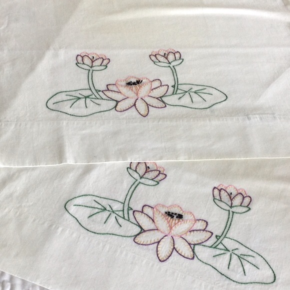 Vintage 1960’s embroidered standard pillow cases with water lily pattern. - Picture 2 of 5